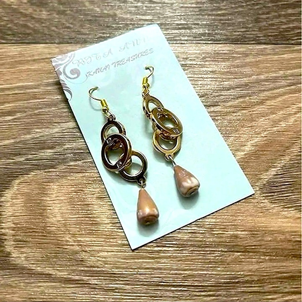 2/$15❤️❤️Gold shell boho earrings